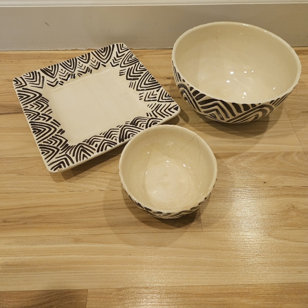 Set of 2 ceramic bowls & 1 Matching Square Plate